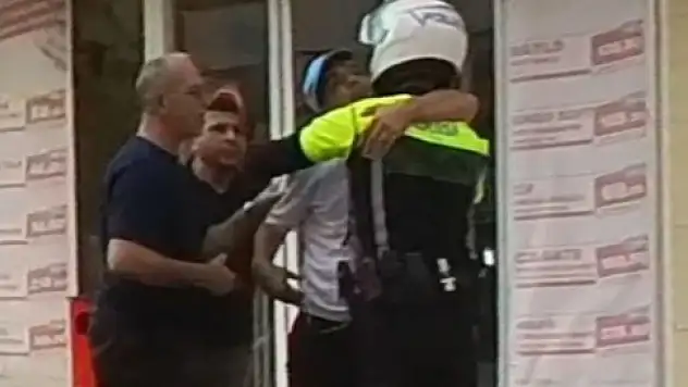 Polis ve özel birey arasında duygulandıran görüntüler