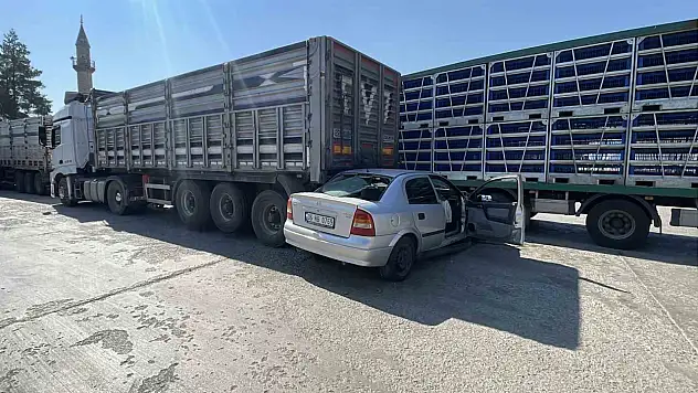 Sivas'ta polisin 'dur' ihtarına uymadı, tırın altına girdi: 1'i ağır 2 yaralı