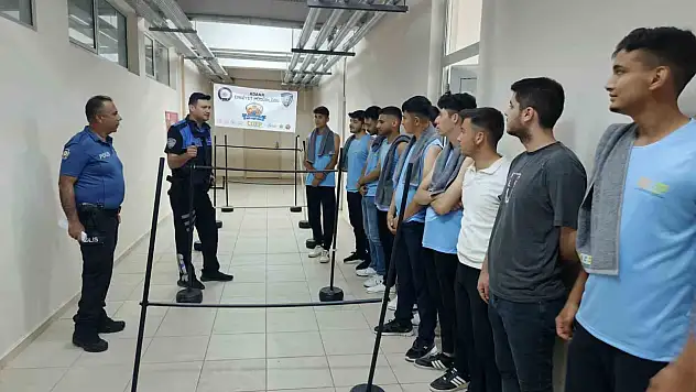 Adana'da polis kursuna katılan gençler astsubay oldu