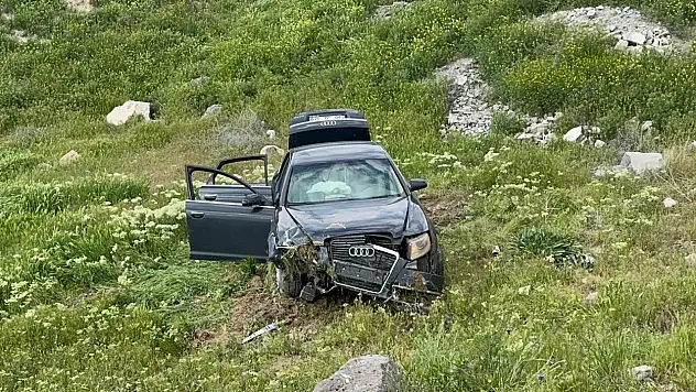 Polisten kaçan ehliyetsiz sürücü otomobiliyle şarampole yuvarlanınca yakalandı