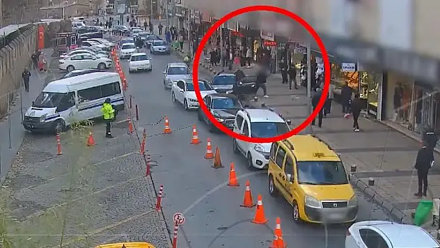 Polisten kaçarken vatandaşa yakalandı! İşte o anlar…