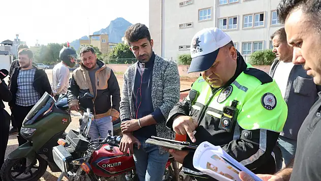 Polisten motokuryelere hayat kurtaran uyarı: '5 dakikada değil, 10 dakikada götürün!'