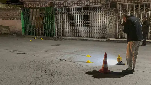 Kayseri'de pompalı tüfekle evi kurşunladılar