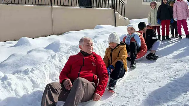 Poşetlerle kayarken sucuk mangala doydular