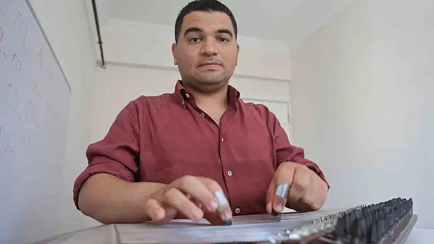 Otizmli Ertuğrul konservatuvardan mezun oldu