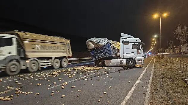 Kayseri'de ilginç görüntüler! Patates yüklü tır makasladı