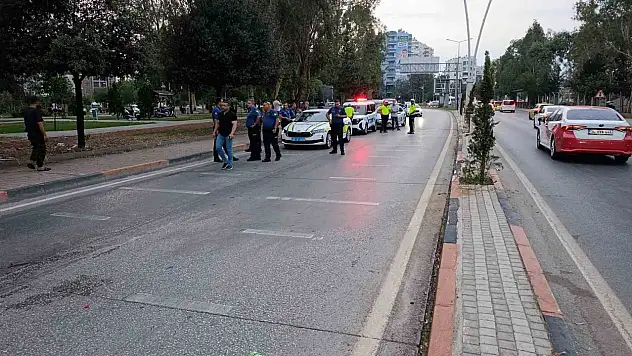 Kontrolden çıkan motosiklet refüje ve aydınlatma direğine çarptı!