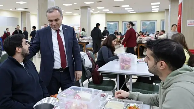 Rektör Altun öğrencilerin masalarını tek tek dolaştı