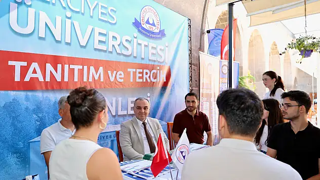 Rektör Altun'dan tercih standına ziyaret!