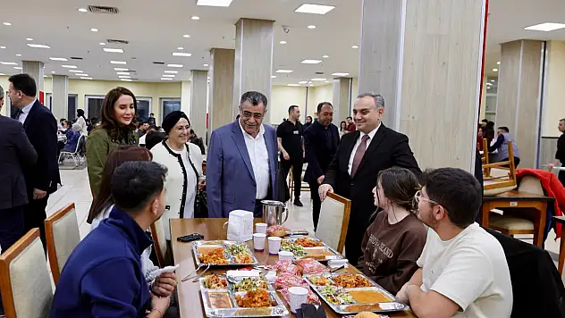 Rektör Altun ve İlgü öğrencilerle aynı sofrada! Mehmet İlgü kimdir?