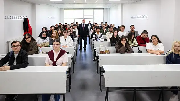Rektör Karamustafa 50 kişilik sınıfa hitap etti: 'Her fırsatta bir araya geliyoruz'