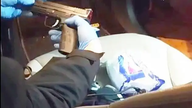 Aracın gizli bölmesinde 1 adet ruhsatsız tabanca ve 14 adet fişek ele geçirildi!