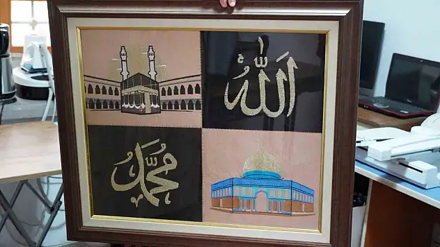 Rüyasında gördüğü manevi tasarımı 200 bin batışla nakışa dönüştürdü