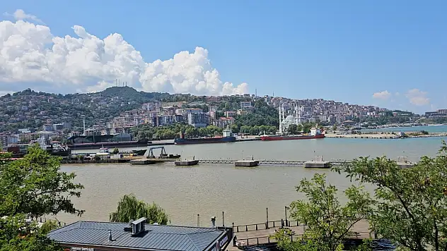 Sağanak sonrası deniz kahverengiye büründü