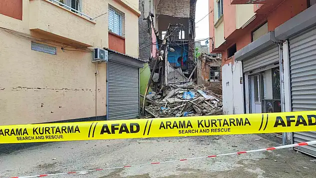 Adana'da sağanak ve deprem sonrası 3 katlı binanın bir kısmı yıkıldı