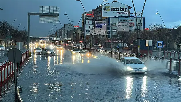 Sağanak yağış Kayseri'de hayatı durma noktasına getirdi!