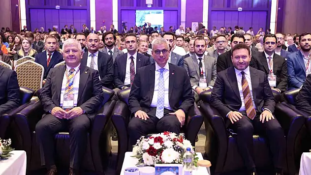 Sağlık Bakanı Memişoğlu 6. Uluslararası Acil Tıp Kongresi açılışında yer aldı