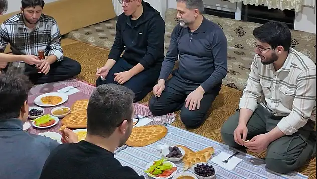 Yakutiye Belediye Başkanı Uçar, sahur sofrasında öğrencileri yalnız bırakmadı