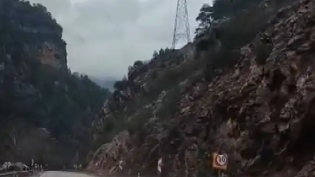 Saimbeyli'de yağışlar sonrası yola yine kaya düştü