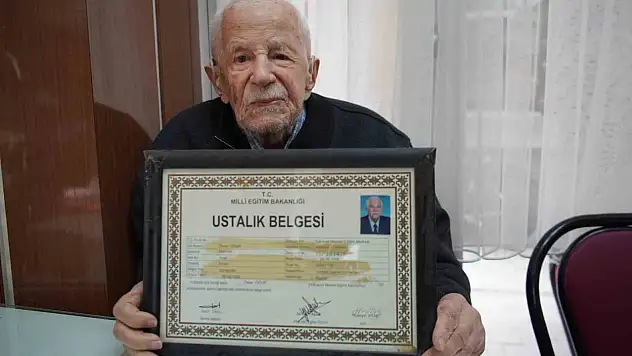100 yaşındaki Ömer Usta 84 yıldır dönercilik mesleğini sürdürüyor