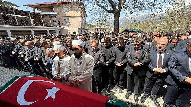 Kahramanmaraş'ta kahraman öğretmen Ayla Kara son yolculuğuna uğurlandı