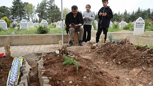 Saldırıda ölen 4 öğrencinin mezarına ziyaretçi yoğunluğu
