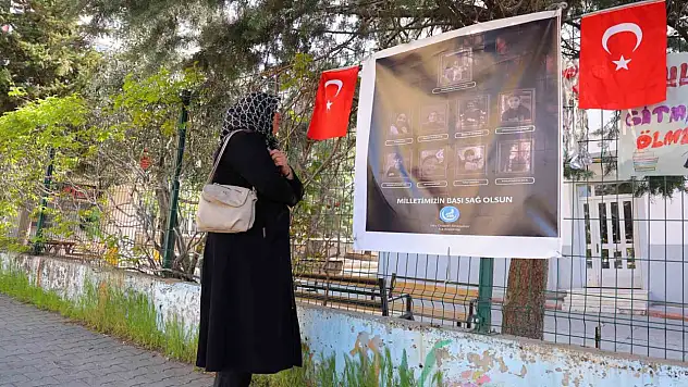 Saldırının yaşandığı okul önünde Kur'an-ı Kerim okuyup ağladı