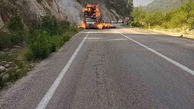 Adana'da saman yüklü araç alev alev yandı!