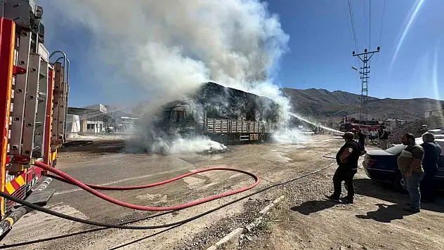 Kamyon elektrik tellerine takıldı, yangın çıktı!
