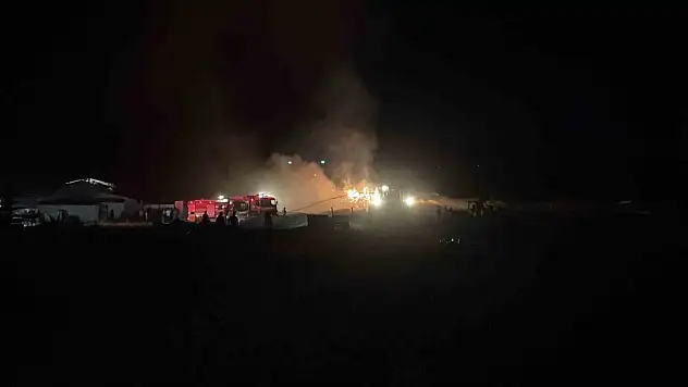 Sivas'ta bir samanlıkta yangın çıktı