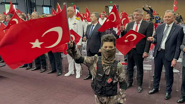 30 Ağustos töreni yağış nedeniyle salona taşındı