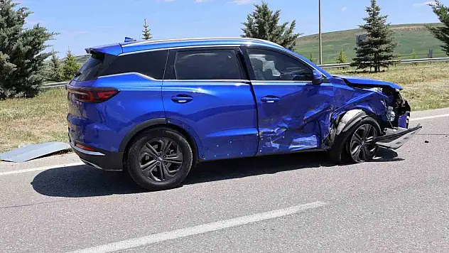 Yozgat'ta Traktörle Otomobil Çarpıştı