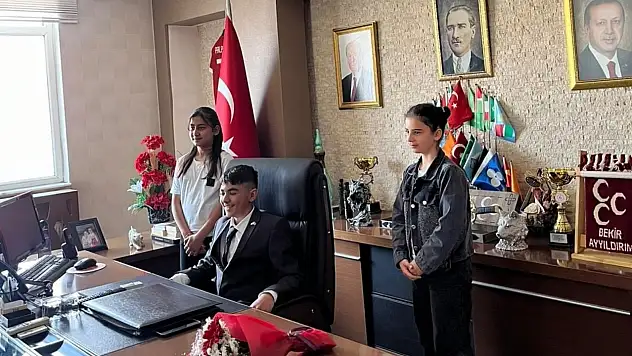 Sarıoğlan'da makam koltukları minik ellere emanet edildi