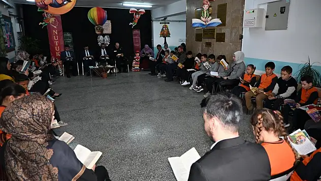 Sarıoğlan'da renkli etkinlik: İlçe protokolü öğrencilerle kitap okudu