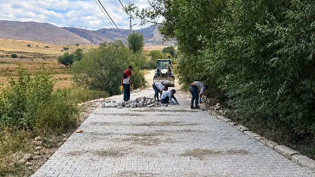 Sarız'da cadde ve sokaklar yenileniyor: Kilit parke çalışmaları devam ediyor!