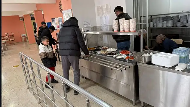 Sarız'da yolda kalanlar öğrenci yurtlarına yerleştirildi