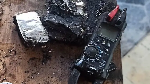 Şarjdaki telefonun bataryası patladı - Yangın çıktı