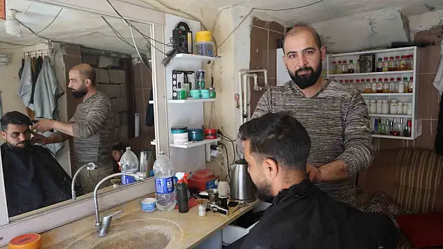 Suriye'ye gideceği için mutlu olan berber Türklere 'Suriye'ye gelirseniz başımızın üstünde yeriniz var' dedi