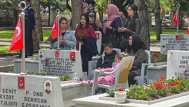 Şehit anneleri Anneler Günü'nde Kartal Şehitliği'nde buluştu