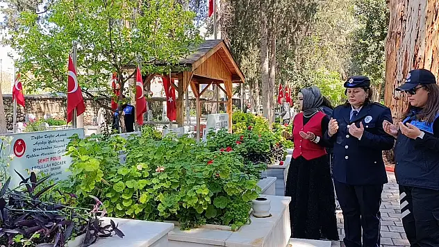 Adana'da şehit kızı polisler, babalarını andı