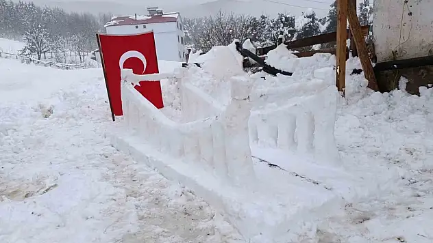 Şehitleri anmak amacıyla kardan '15 Temmuz Şehitler Köprüsü' yaptılar!