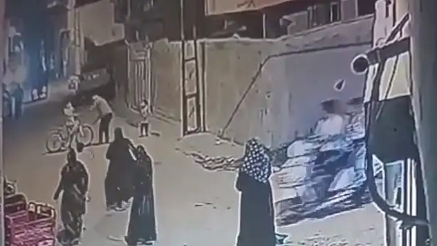 Sokakta oynayan çocukları sopayla dövdü