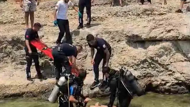 Gölde kaybolan genci 'kurbağa adamlar' buldu