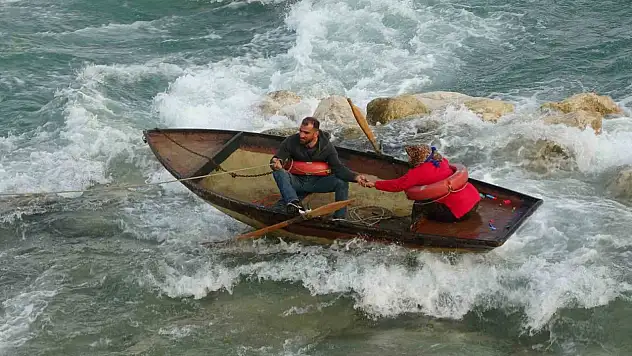 Seyhan Nehri'nde can pazarı: 2 kişi akıntıya kapıldı!