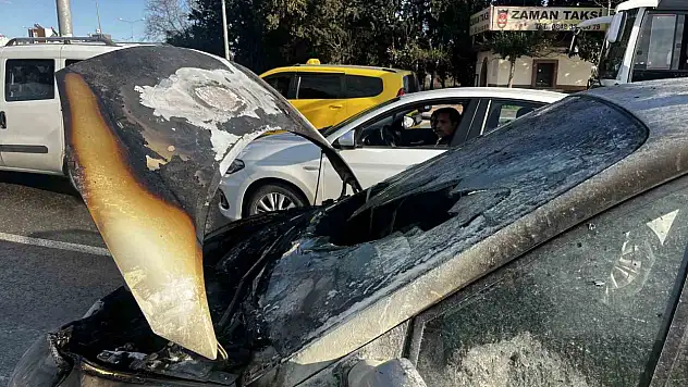 Trafikte korku dolu anlar: Otomobilin motoru alevlere teslim oldu