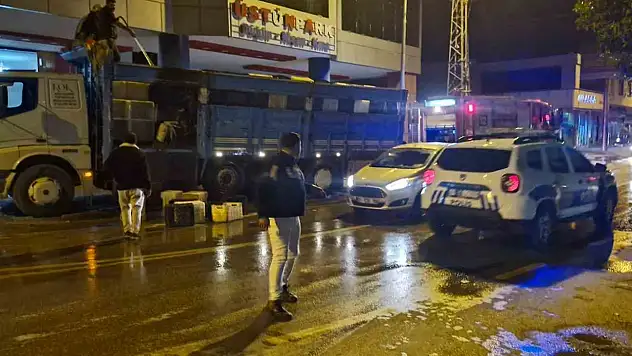 Seyir halindeki kamyonun kasası alev aldı