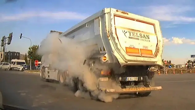 Seyir halindeki kamyonun lastiği patladı!