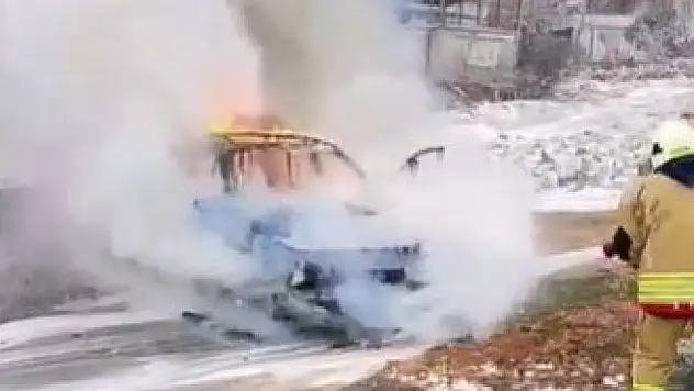 Seyir halindeki araç alev aldı