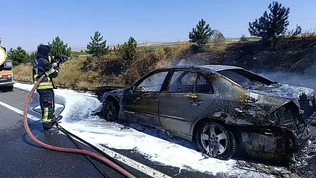 Kayseri'de seyir halinde araç alev alev yandı!