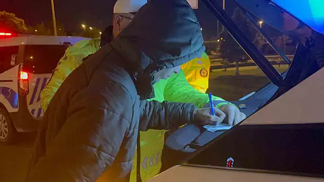 Kayseri'de fıkra gibi olay: Alkol aldı kaza yaptı uyumaya devam etti!